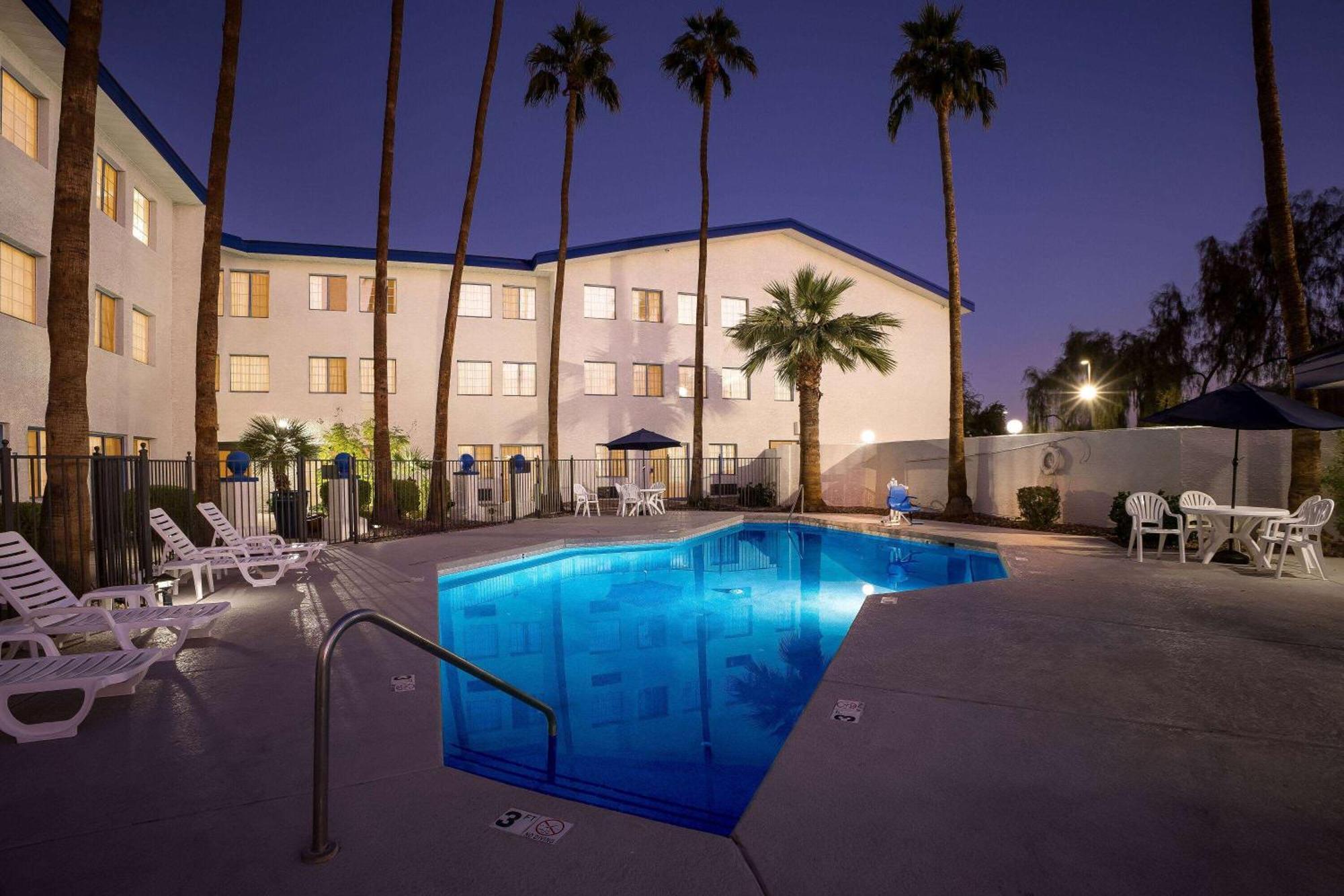 Days Inn & Suites By Wyndham Mesa Near Phoenix Exterior photo